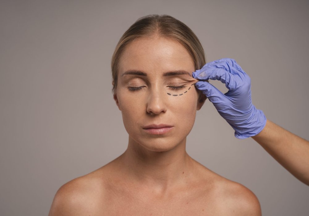 mujer-preparandose-para-la-cirugia-estetica mujer-preparandose-para-la-cirugia-estetica